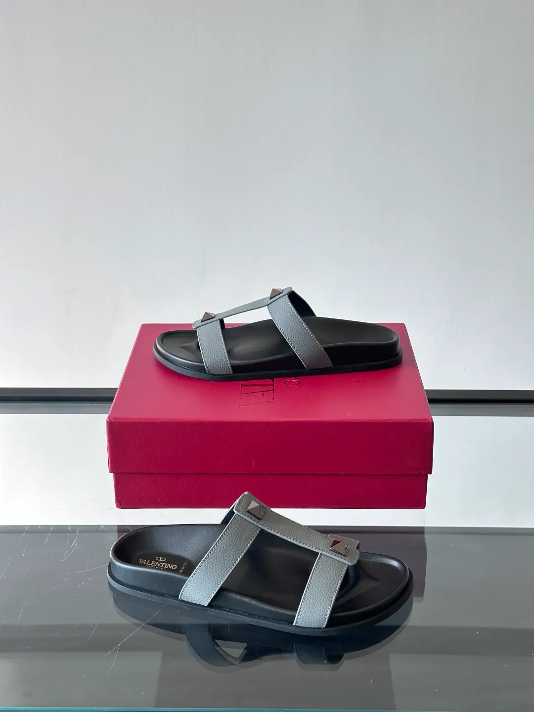 Men's shoes 💰p320 "VALENTINO" Valentino Men's 🧍‍♂️ Spring and summer new style metal rivet flat slippers, elegant sandals, the same style worn by celebrities, original molding, imported calfskin. Rubber outsole. Soft and durable, full set of counter packaging size: 39-44 (customized at 38.45.46)